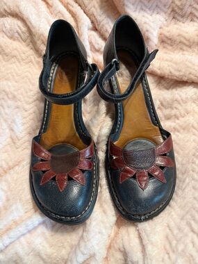 Nurture by Lamaze Black Leather Mary Janes with Brown Sunburst Accent